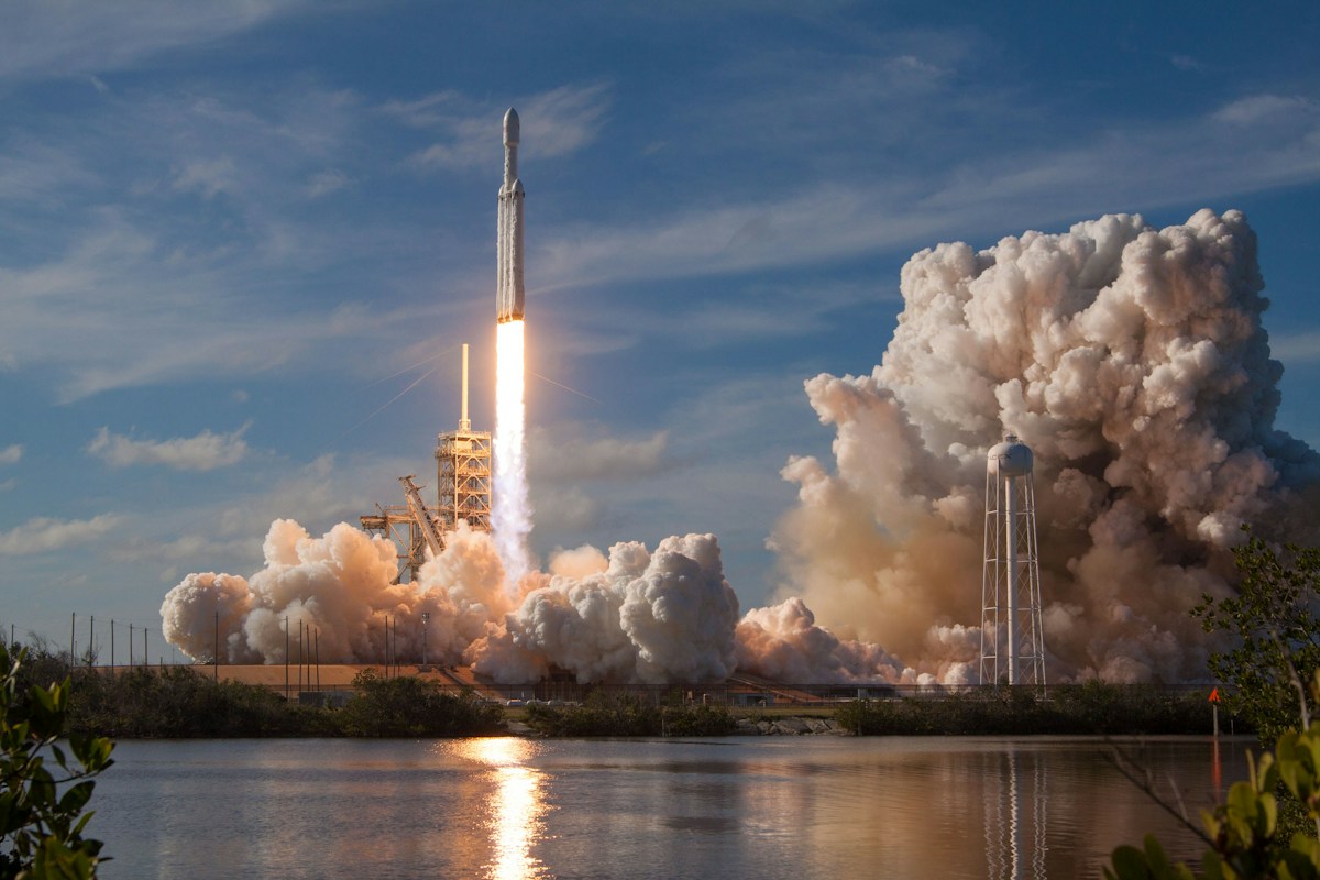Lanzamiento de un cohete Falcon 9 de SpaceX